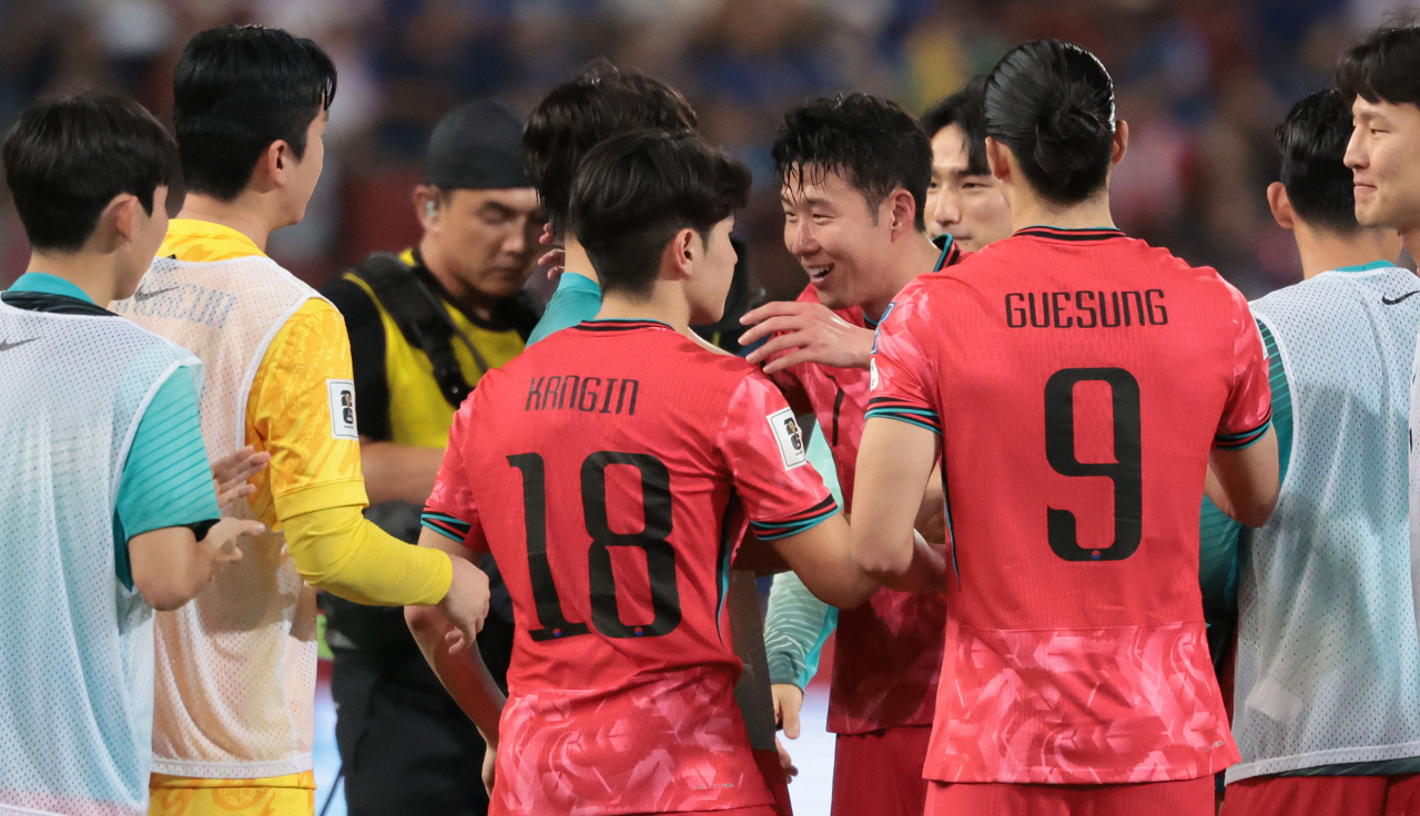 26일 태국 방콕 라자망갈라 스타디움에서 열린 2026 북중미 월드컵 아시아 지역 2차 예선 C조 4차전 한국과 태국의 경기. 3-0으로 승리한 한국의 손흥민과 이강인이 포옹을 하고 있다. [연합]