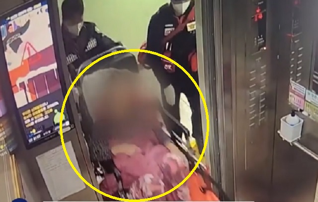 지난 6일 부산 기장군 정관읍에서 119구급대에 의해 이송되는 90대 할머니. [SBS 캡처]
