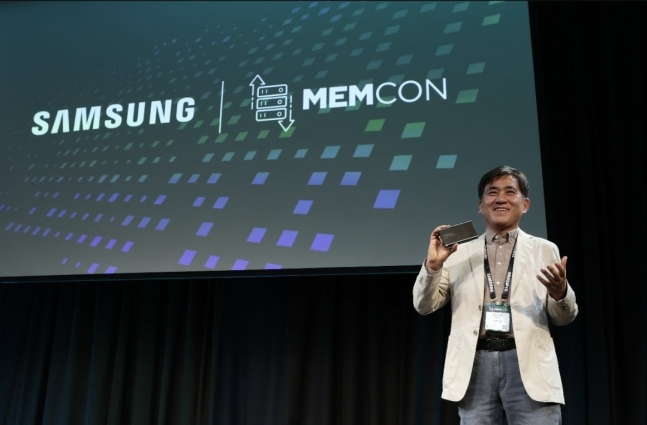 최진혁 삼성전자 미주 메모리연구소장 (DSRA-Memory) 부사장이 미국 캘리포니아주 마운틴뷰에서 열린 글로벌 반도체 학회 ‘MemCon(멤콘) 2024’에서 기조연설을 하고 있다. [삼성전자 제공]