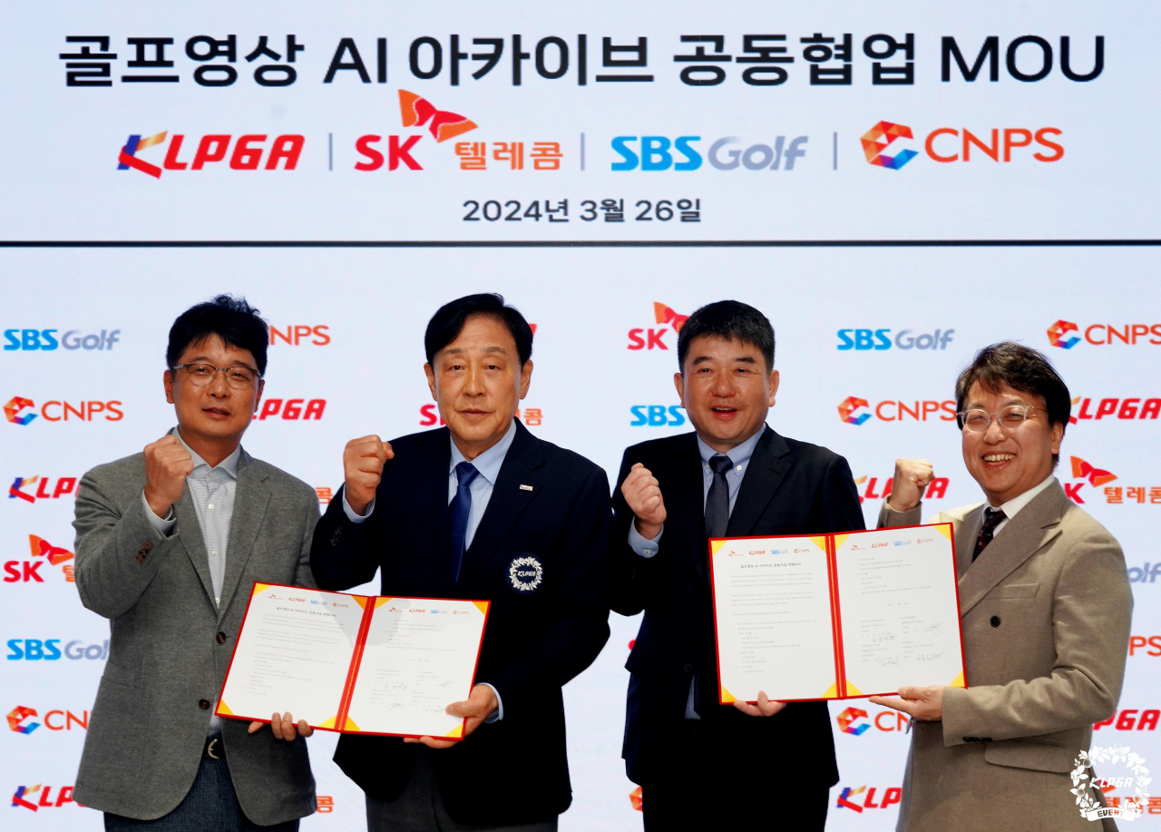 SK텔레콤이 한국여자프로골프협회(KLPGA)와 AI 기반 골프 영상 아카이브 사업을 위한 업무협약(MOU)을 체결했다고 27일 밝혔다. 사진 왼쪽부터 최형석 CNPS 사장, 김정태 KLPGA 회장, 김유석 SBS골프 사장, 김혁 SKT 미디어콘텐츠 담당(CMBO, Chief Media Business Officer). [SK텔레콤 제공]