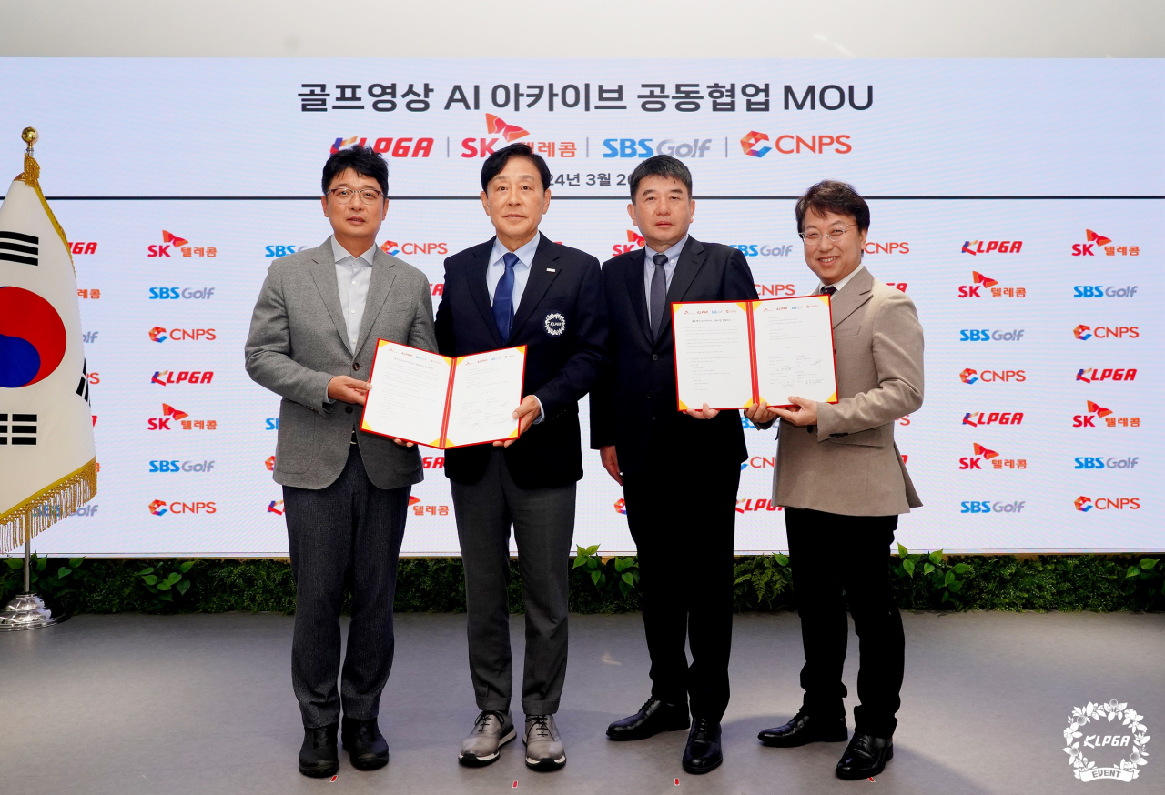 SK텔레콤이 한국여자프로골프협회(KLPGA)와 AI 기반 골프 영상 아카이브 사업을 위한 업무협약(MOU)을 체결했다고 27일 밝혔다. 사진 왼쪽부터 최형석 CNPS 사장, 김정태 KLPGA 회장, 김유석 SBS골프 사장, 김혁 SKT 미디어콘텐츠 담당(CMBO, Chief Media Business Officer). [SK텔레콤 제공]