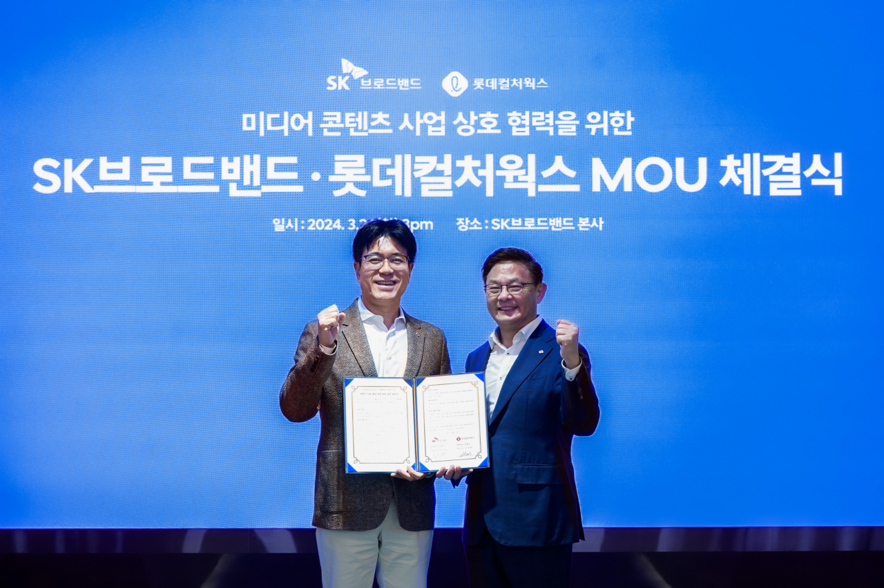 SK브로드밴드는 지난 26일 롯데컬처웍스와 서울 중구 SK남산그린빌딩에서 미디어 콘텐츠 상호 협력을 위한 업무협약을 체결했다고 27일 밝혔다. 박진효(왼쪽부터) SK브로드밴드 대표, 최병환 롯데컬처웍스 대표 모습. [SK브로드밴드 제공]