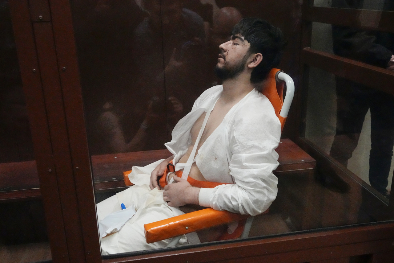 지난 22일(현지시간) 발생한 러시아 모스크바 크로커스 시티홀 테러 용의자 중 한 명인 무함마드소비르 파이조프가 25일 모스크바 바스만니 지방법원의 유리로 된 피고인석에 앉아 있다. 이번 총격 테러로 지금까지 137명이 숨진 것으로 확인됐다. [연합]