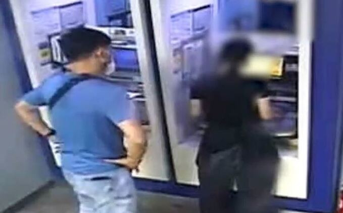 지난 2022년 현금지급기(ATM) 위에 5만원권을 다발로 올려놓고 송금하고 있던 보이스피싱 사기금액 수거책 여성이 마침 보이스피싱 예방 활동을 하던 대구경찰청 남부서 소속 형사에게 발각된 장면[경찰청 SNS]