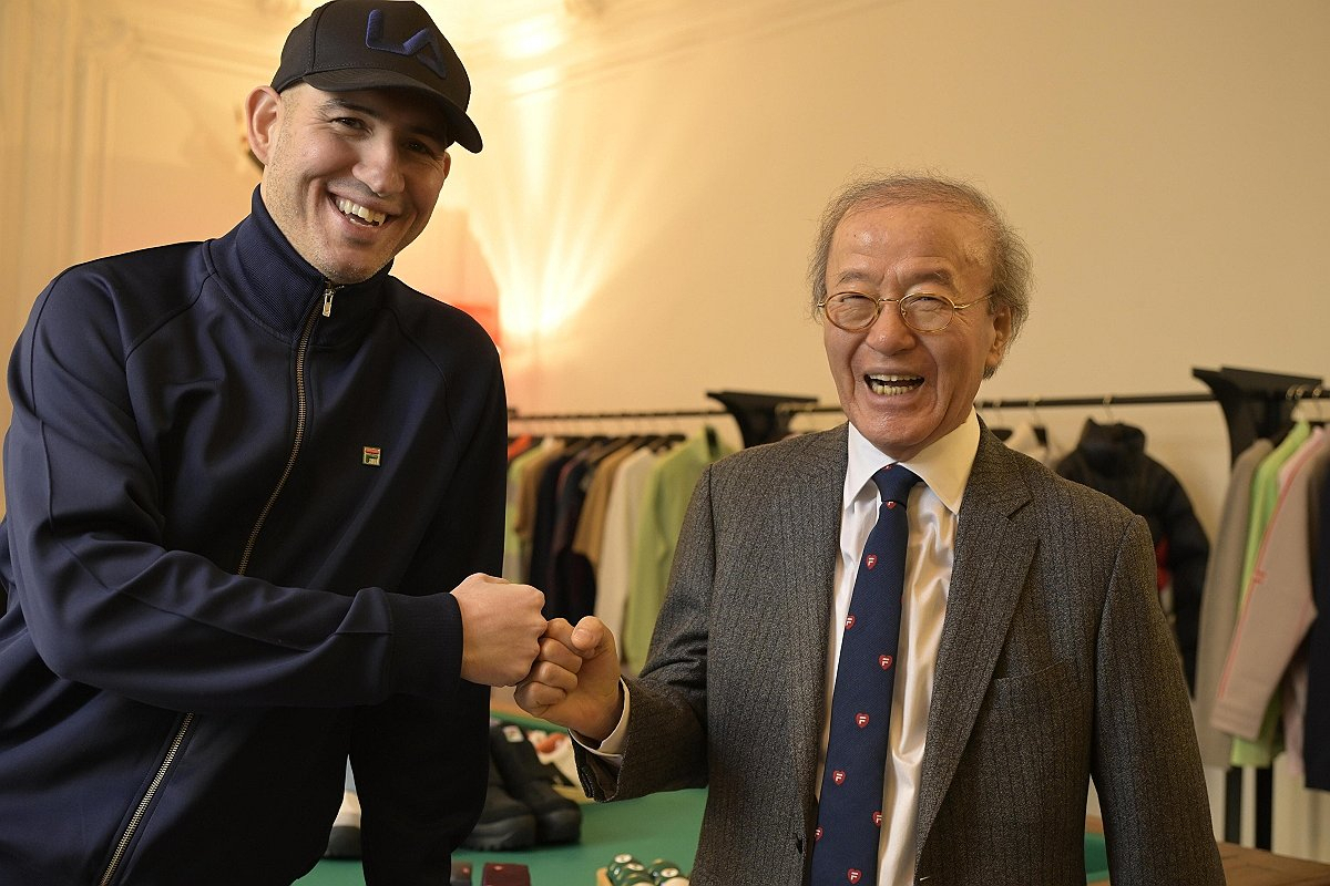 윤윤수 휠라 회장(오른쪽)과 레브 탄주 팔라스 창립자 겸 휠라플러스(FILA+) 크리에이티브 디렉터가 만나 기념 촬영하고 있다. [휠라 제공]