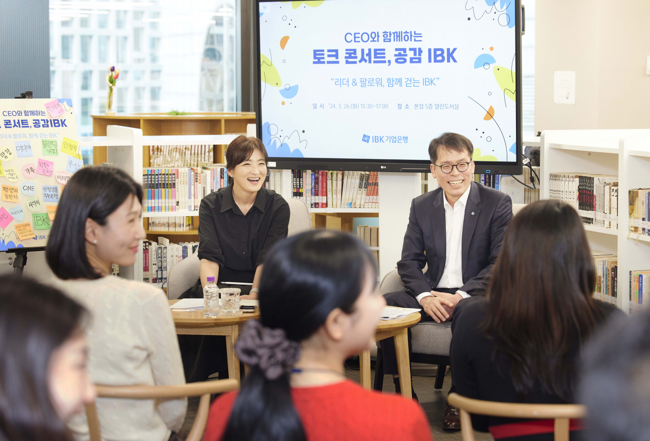 김성태 IBK기업은행장이 26일 기업은행 본점에서 열린 ‘토크콘서트, 공감IBK’에서 직원들과 대화를 나누고 있다. [IBK기업은행 제공]