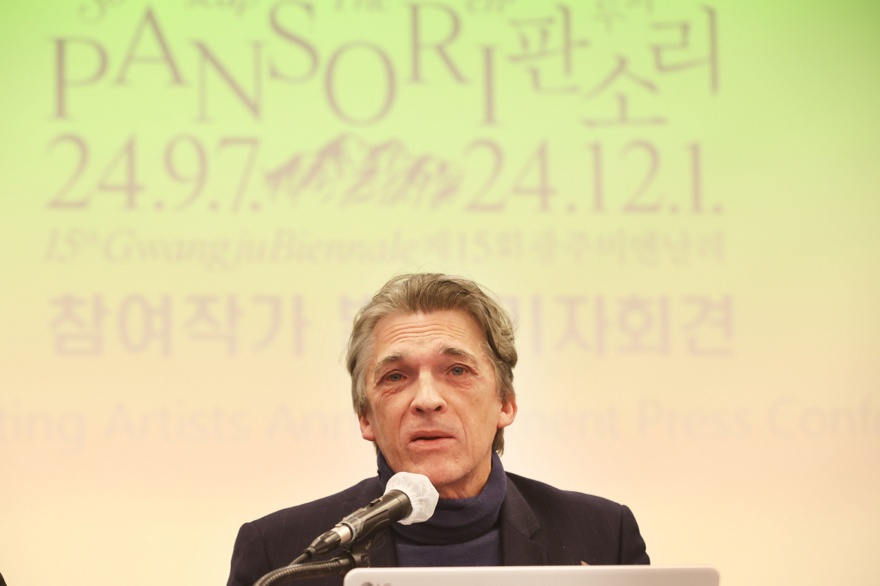 니콜라 부리오 제15회 광주비엔날레 예술감독이 26일 오전 서울 중구 프레스센터에서 열린 '제15회 광주비엔날레 참여작가 발표 기자회견'에서 취재진의 질문에 답하고 있다. 연합뉴스