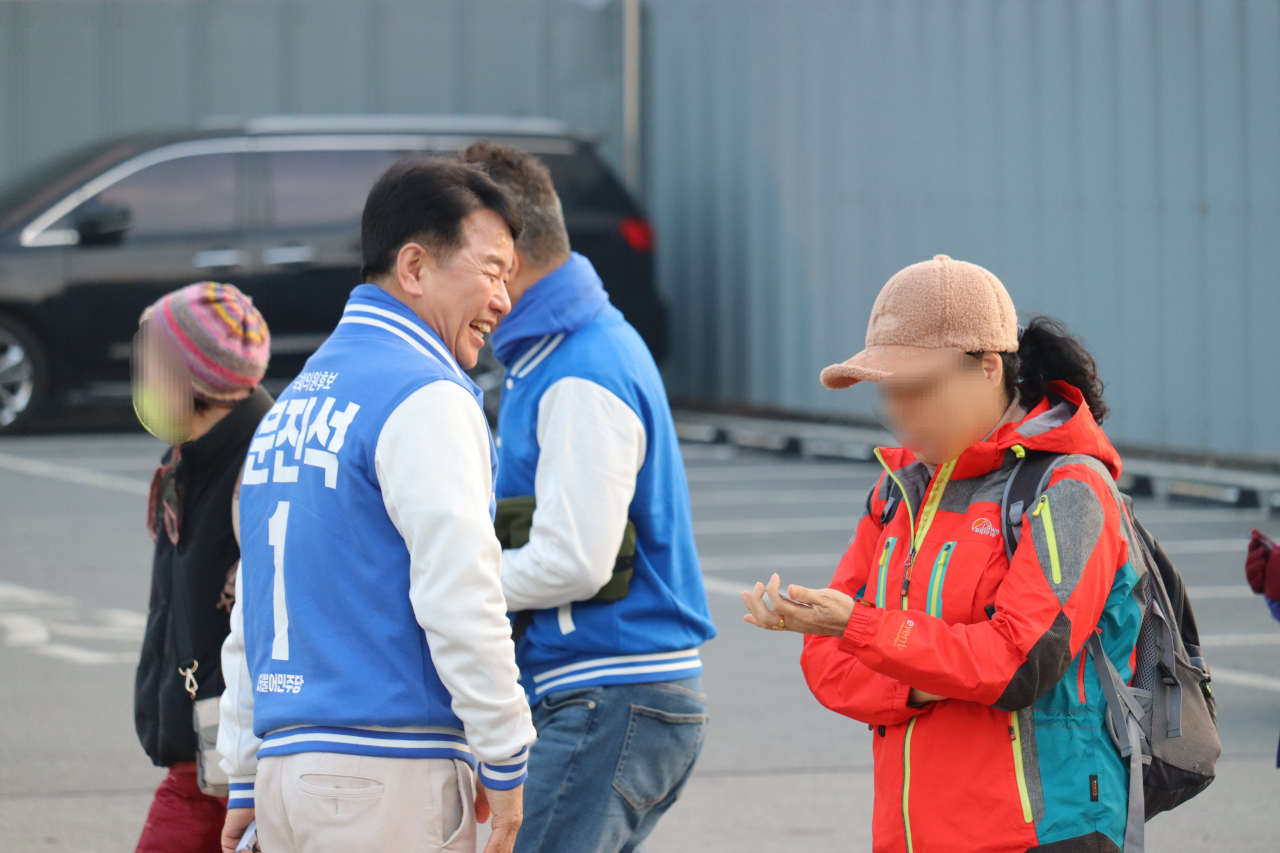 문진석(앞줄 왼쪽) 충남 천안갑 더불어민주당 후보가 시민과 인사를 나누고 있다. [문진석 후보 캠프 제공]