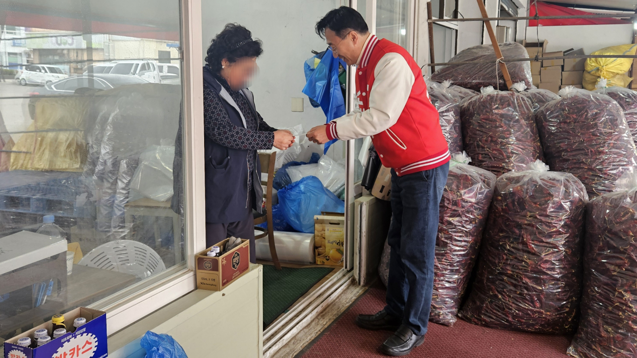 신범철(오른쪽) 충남 천안갑 국민의힘 후보가 시장에서 상인에게 인사를 건네고 있다. 박지영 기자.