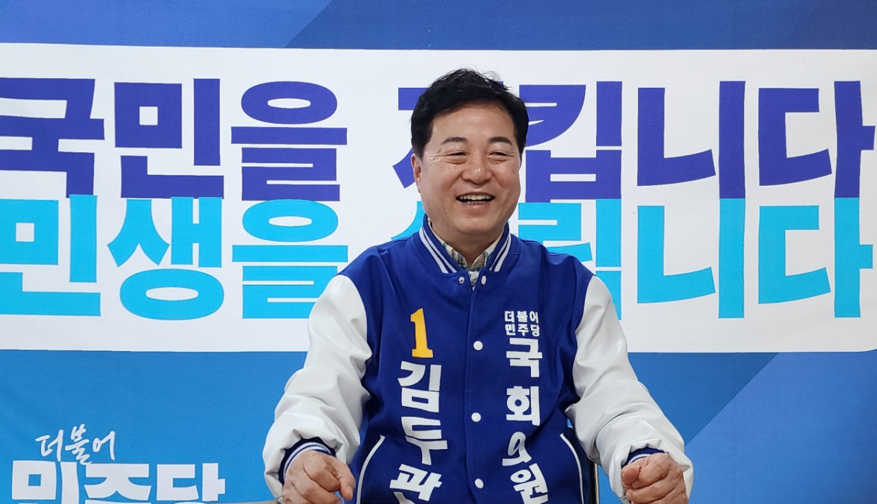김두관 경남 양산을 더불어민주당 후보가 지난 21일 경남 양산 지역 사무실에서 헤럴드경제와 인터뷰하고 있다. 양근혁 기자