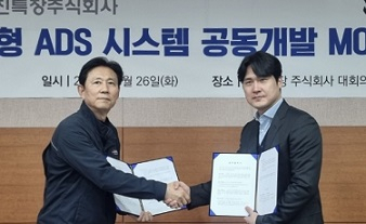 선진특장 이희찬 대표(왼쪽)와 카이투스테크놀로지 김호진 이사가 이동형 안티드론 차량 개발 관련 업무협약을 하고 있다. [양사 제공]