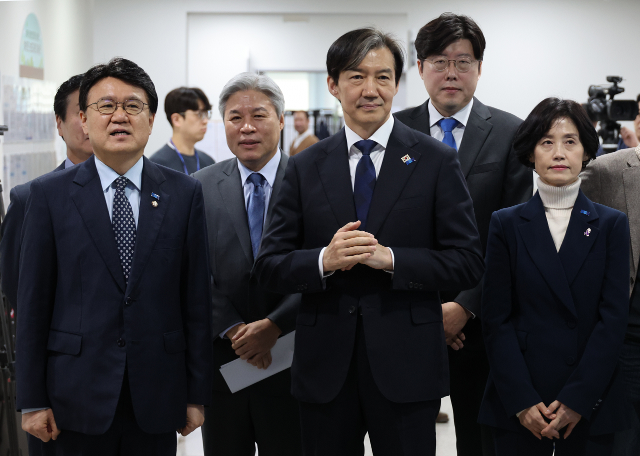 조국혁신당 조국 대표가 27일 국회에서 권력기관 개혁 관련 기자회견을 준비하고 있다. 왼쪽은 황운하 의원. [연합]