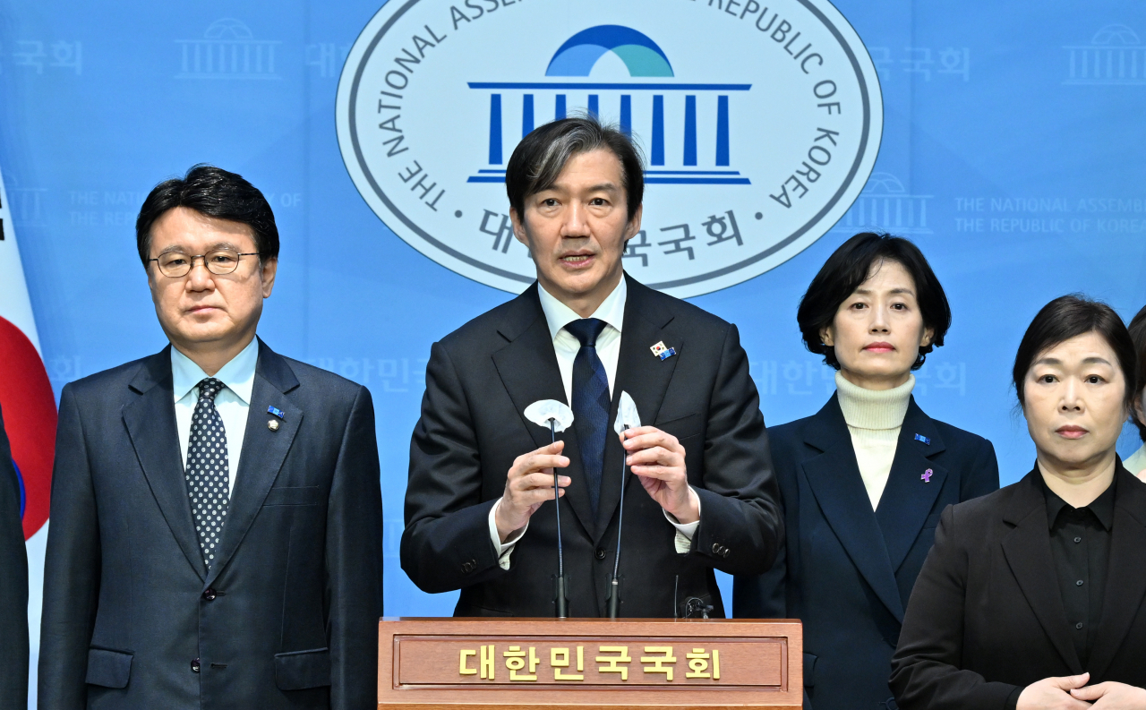조국(왼쪽 두번째) 조국혁신당 대표가 27일 서울 여의도 국회 소통관에서 검찰개혁 관련 현안 기자회견을 하고 있다. 임세준 기자