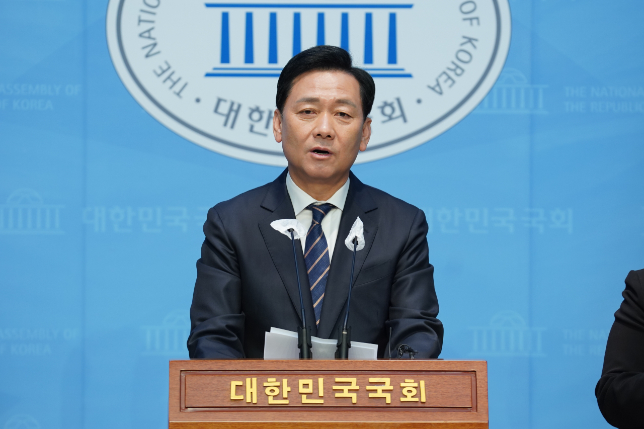 이광재 더불어민주당 공동선거대책위원장이 27일 오전 국회에서 기자회견을 하고 있다. [이광재 캠프 제공]