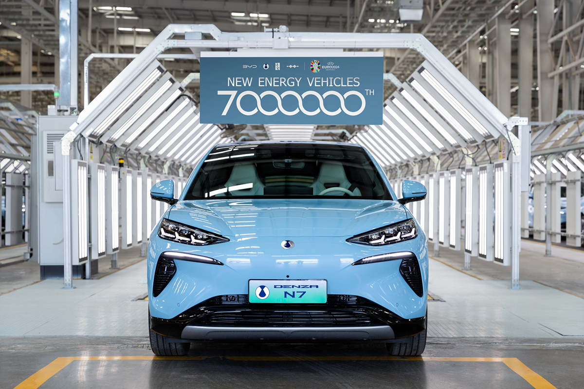 BYD가 친환경차 생산 700만대를 돌파했다. 25일 중국에서 생산된 700만번째 차량 덴자 N7. [BYD 제공]