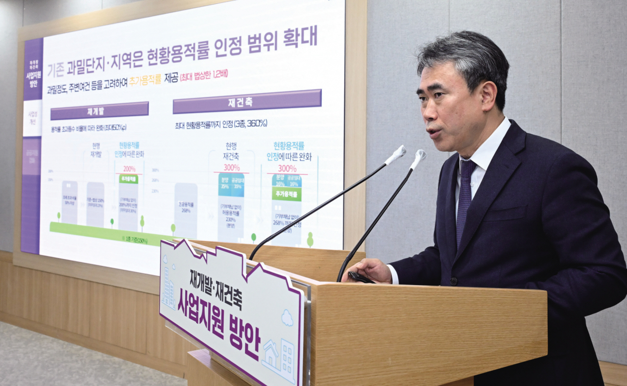 유창수 서울시 행정2부시장이 27일 오전 서울시청 청사에서 열린 ‘서울시 재개발·재건축 활성화 방안’에 대한 기자설명회에서 관련 발언을 하고 있다. 이상섭 기자