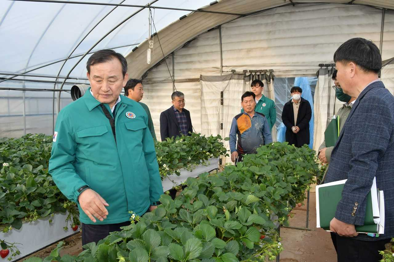 이병노 담양군수는 지난 5일 지역 농가를 방문해 피해 현황을 점검하고 농작물 피해 제도개선 등 농업경영에 어려움을 겪고 있는 농가 지원 대책 마련을 논의했다.