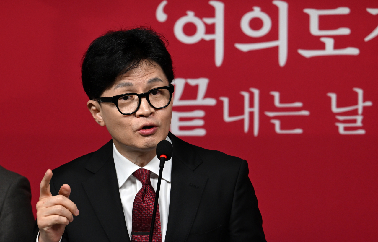 한동훈 국민의힘 비상대책위원장이 27일 서울 여의도 중앙당사에서 현안 관련 기자회견을 하고 있다. 한 위원장은 국회를 세종시로 완전히 이전해 여의도 정치를 종식하고 국회의사당을 시민들에게 돌려드리겠다고 밝혔다. 임세준 기자