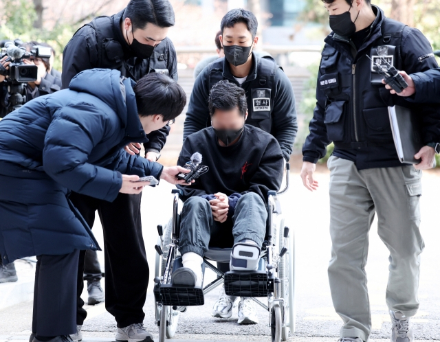아내를 자택에 감금한 채 성인방송 출연을 강요한 혐의 등을 받는 30대 전직 군인이 지난달 4일 오후 구속 전 피의자 심문(영장실질심사)을 받기 위해 인천지법으로 들어서고 있다. [연합]