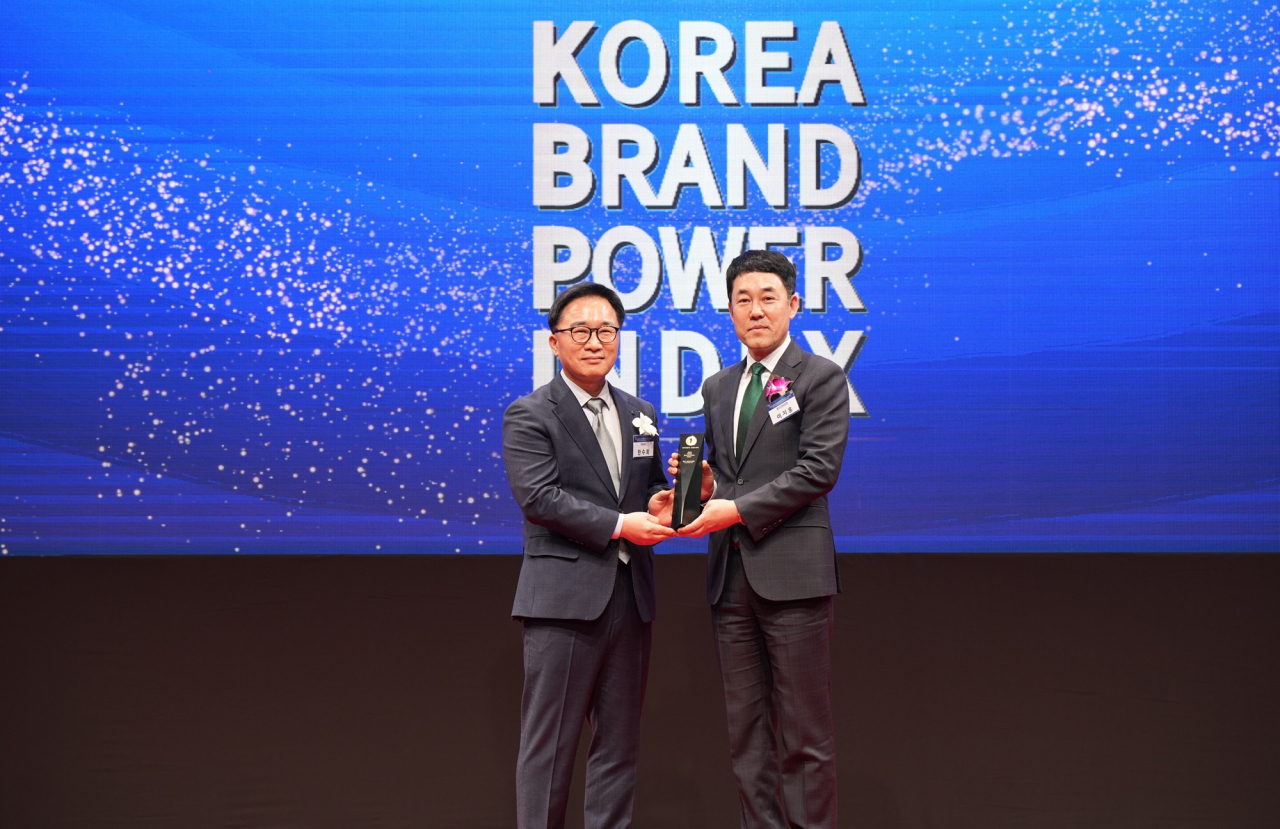 26일 신라호텔에서 열린 ‘한국 산업의 브랜드파워(K-BPI)’ 인증식에서 이지홍(오른쪽) 혼다코리아 대표이사와 한수희 한국능률협회컨설팅 대표가 시상 후 기념사진을 촬영하고 있다. [혼다코리아 제공]