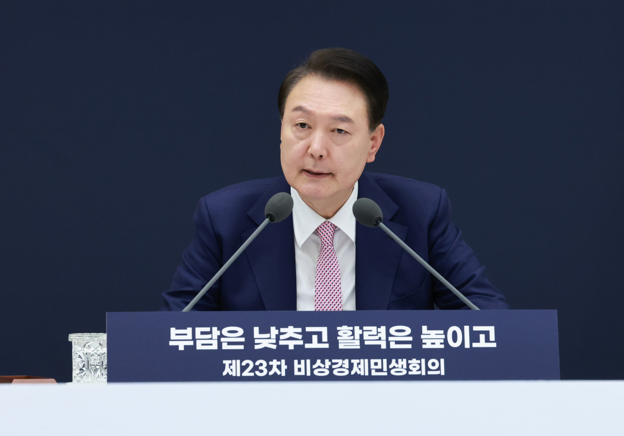 윤석열 대통령이 27일 서울 용산 대통령실 청사에서 열린 제23차 비상경제민생회의를 주재하고 있다. [연합]