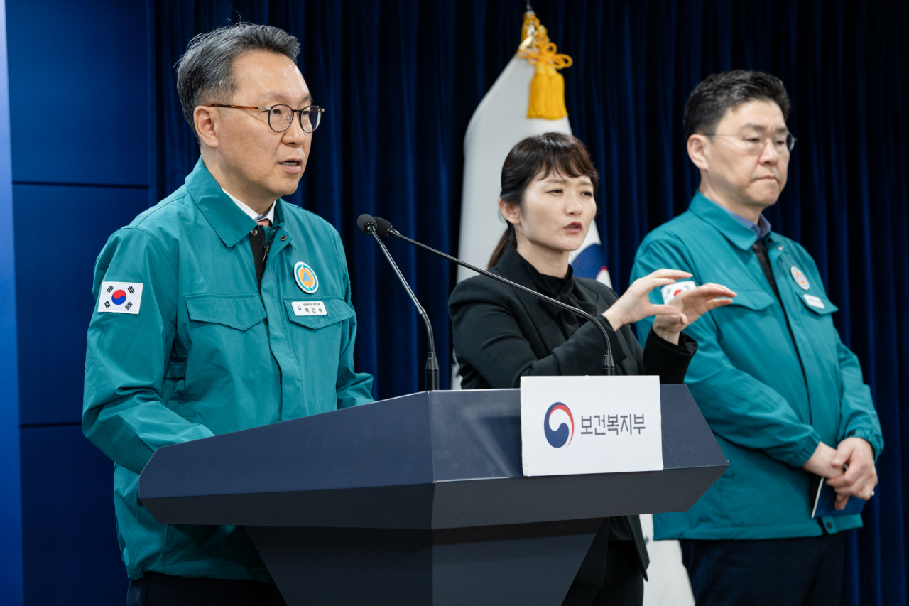 박민수 ‘의사 집단행동 중앙재난안전대책본부(중대본)’ 제1총괄조정관(보건복지부 제2차관)이 27일 서울 종로구 정부서울청사에서 열린 중대본 회의 이후 브리핑을 하고 있다.[보건복지부 제공]