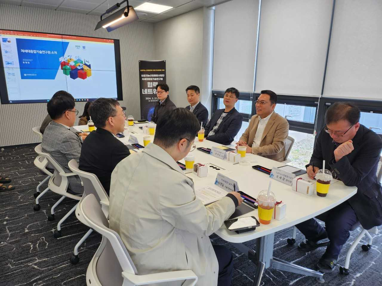 27일 광주 북구 AI데이터센터 내 회의실에서 곽재도 인공지능산업융합사업단장 직무대행과 차석원 차세대융합기술연구원장 등이 AI 산업 생태계 활성화를 위한 협력 방안을 논의하고 있다.