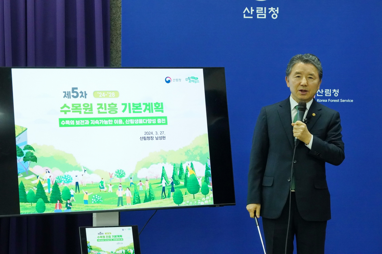남성현 산림청장이 27일 정부대전청사 브리핑룸에서 제5차 수목원진흥기본계획을 발표하고있다. 이번 진흥계획은 수목의 보전과 지속가능한 이용, 산림생물다양성 증진 등을 골자로 5대 추진전략과 18대 핵심과제를 담고 있다.