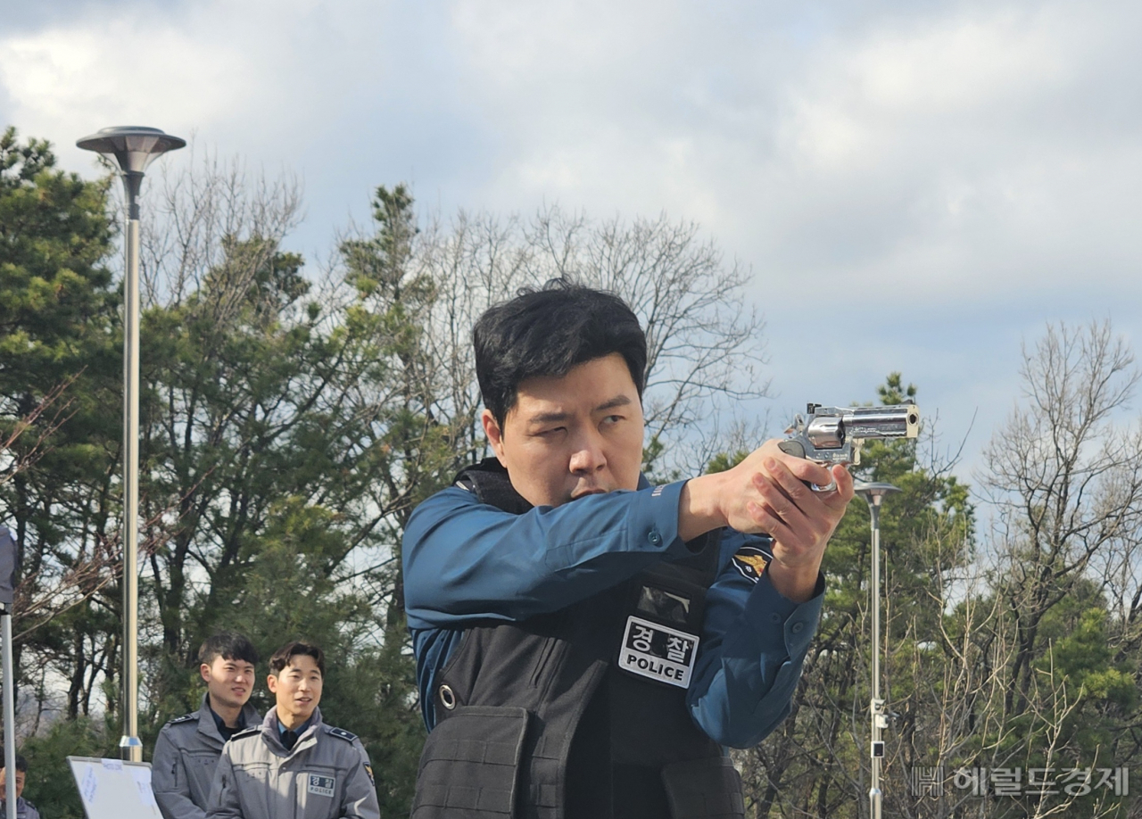 26일 ‘제2회 지역경찰 슈퍼캅 대회’에 참가한 신사지구대 이성근 경감이 38권총 에어건 사격을 하고 있다. 이용경 기자