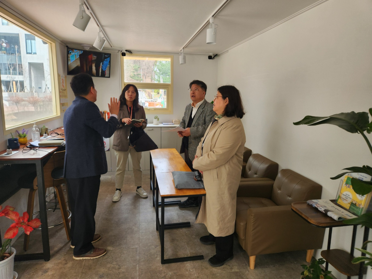 지난 26일 수원시 관계자들이 이동노동자 쉼터 운영 노하우를 배우고자 광명시를 찾았다.[광명시 제공]