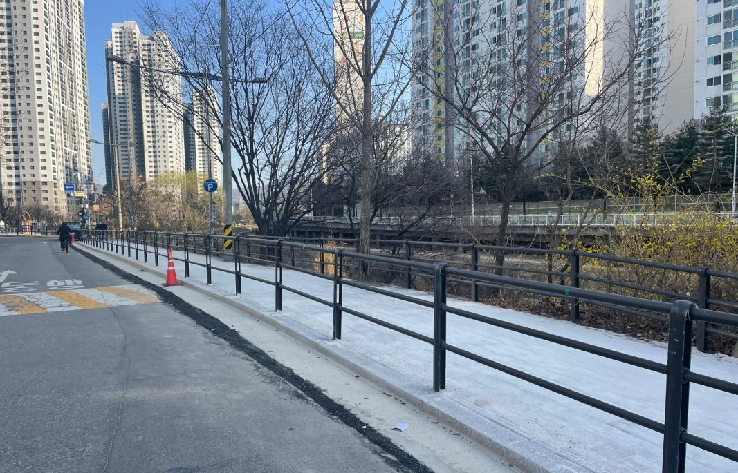 안양시는 인덕원초교 앞 학의천변 보도폭을 확장하고 빗물받이 등을 정비했다.[안양시 제공]