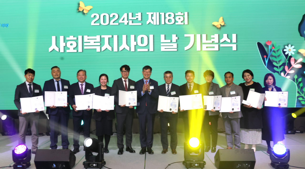 이기일 보건복지부 제2차관이 27일 오전 서울 여의도 글래드호텔에서 열린 ‘제18회 사회복지사의 날’ 기념식에서 정부포상 수상자들과 기념촬영을 하고 있다.[보건복지부 제공]