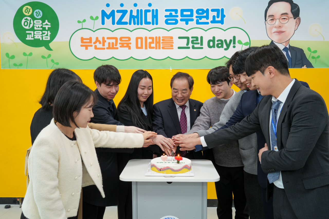 하윤수 부산시교육감(가운데) 27일 오후 시교육청 별관 교육감 소통공감실에서 열린 ‘MZ세대 공무원과 부산교육 미래를 그린 day!’ 행사에서 새내기 공무원들과 케이크를 자르고 있다. [사진=부산교육청]