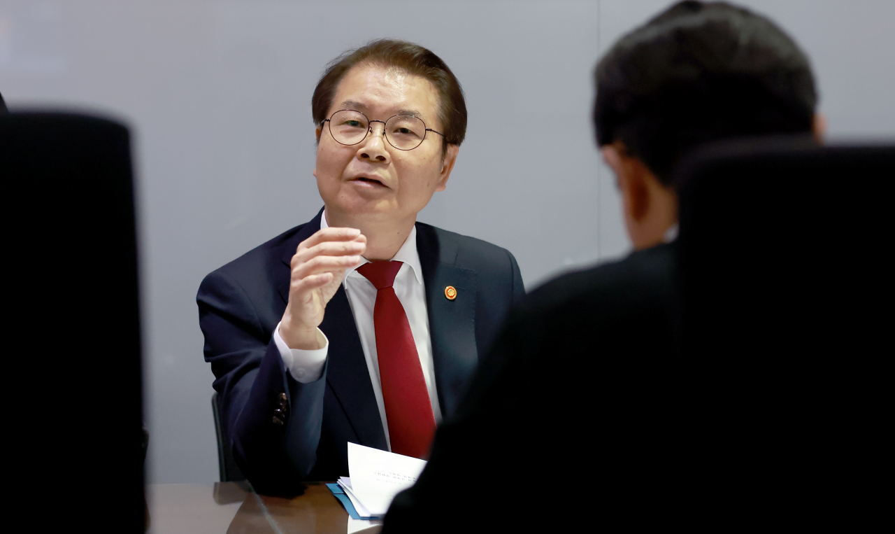 이정식 고용노동부 장관이 27일 정부세종청사에서 출입기자들의 질문에 답변하고 있다. [고용노동부 제공]