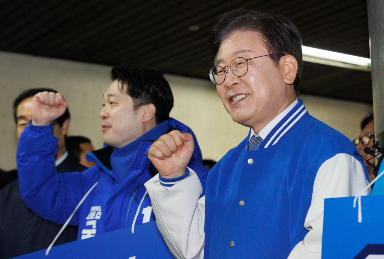 이재명(오른쪽) 더불어민주당 대표 겸 공동선대위원장이 26일 오전 서울 서대문구 지하철 2호선 아현역에서 출근길 인사를 하고 있다. 임세준 기자