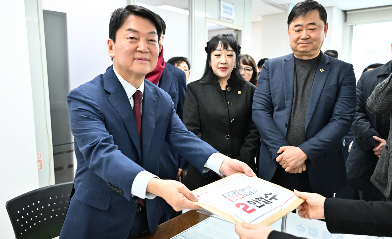 제22대 국회의원선거 경기 분당갑에 출마하는 국민의힘 안철수 후보가 21일 오전 경기도 성남시 분당구선거관리위원회에서 후보 등록을 하고 있다. [연합]
