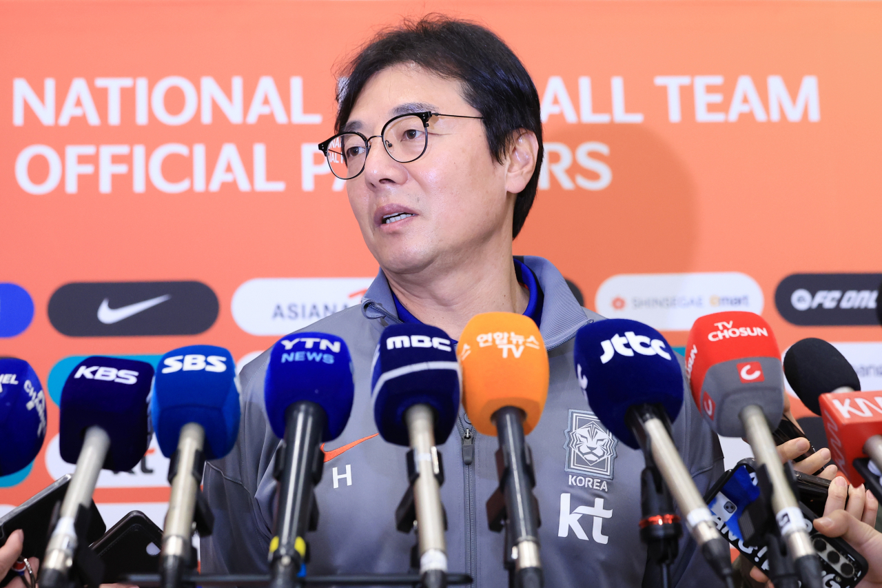 태국과 북중미 월드컵 아시아 2차 예선 C조 4차전을 마친 황선홍 한국 축구대표팀 임시 감독이 27일 오후 인천국제공항 제2여객터미널을 통해 귀국한 뒤 취재진과 인터뷰하고 있다. [연합]