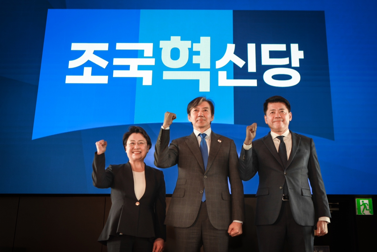 조국혁신당 조국 대표가 6일 서울 동작구 아트나인에서 열린 5호·6호 인재 영입식에서 김선민 전 건강보험심사평가원장(왼쪽), 김준형 전 국립외교원장(오른쪽)과 기념촬영을 하고 있다. [연합]