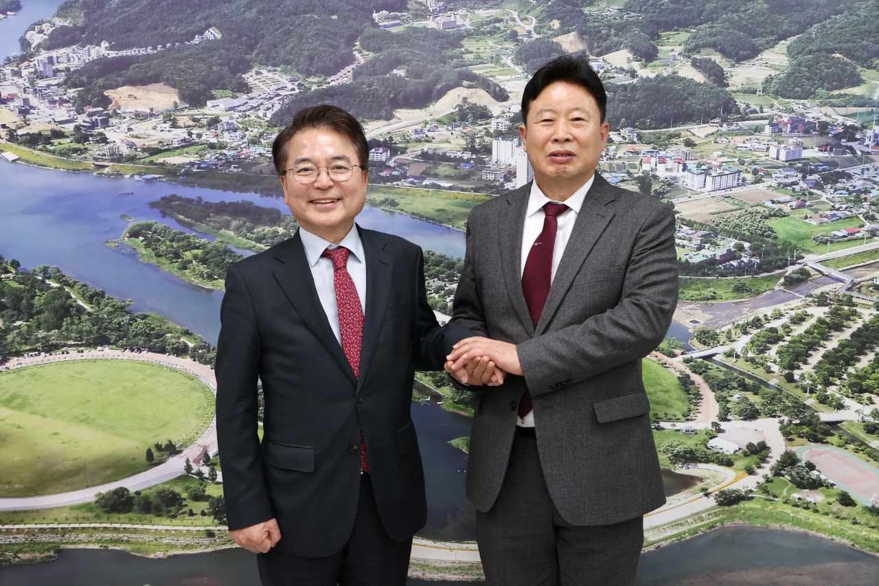 서태원(오른쪽) 가평군수와 육동한 춘천시장