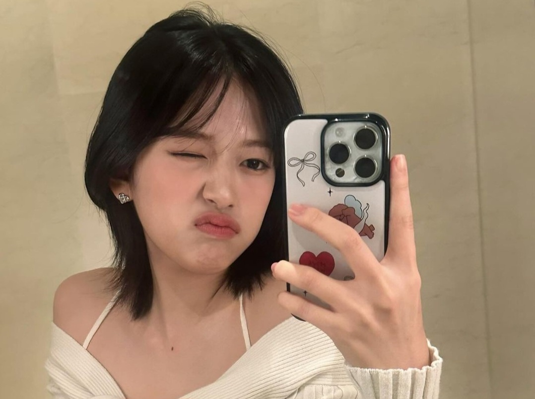 아이폰 셀카 [안유진 인스타그램 갈무리]