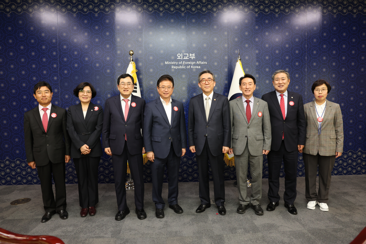 경북도와 경주시는 27일 정부서울청사에서 조태열 외교장관을 만나 2025 APEC 정상회의 경주 개최를 건의한 후 기념촬영을 하고 있다.[경주시 제공]