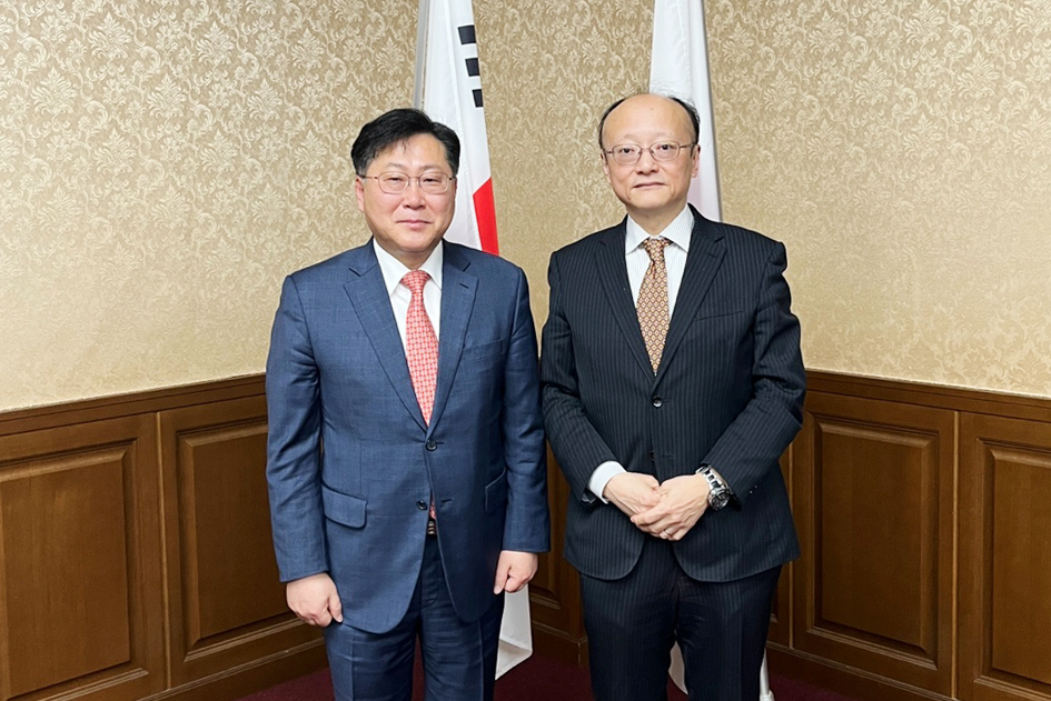 최지영 기획재정부 국제경제관리관(왼쪽)과 칸다 마사토 일본 재무성 재무관이 지난 8일 일본 도쿄 재무성에서 만나 기념 촬영하고 있다. [연합]