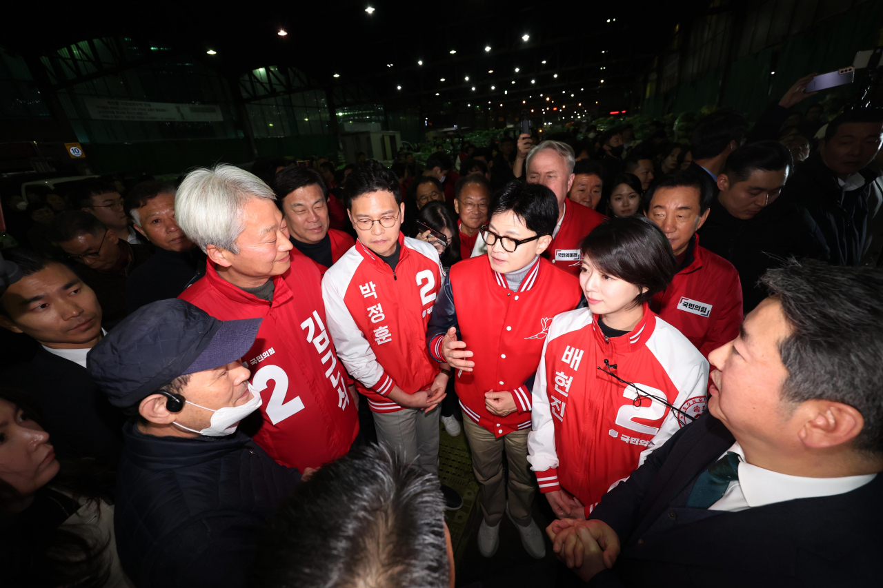 한동훈 국민의힘 비상대책위원장이 28일 새벽 가락동 농수산물시장에서 4·10총선 선거운동을 하고 있다. 공식 선거운동은 이날 0시부터 가능하다. [연합]