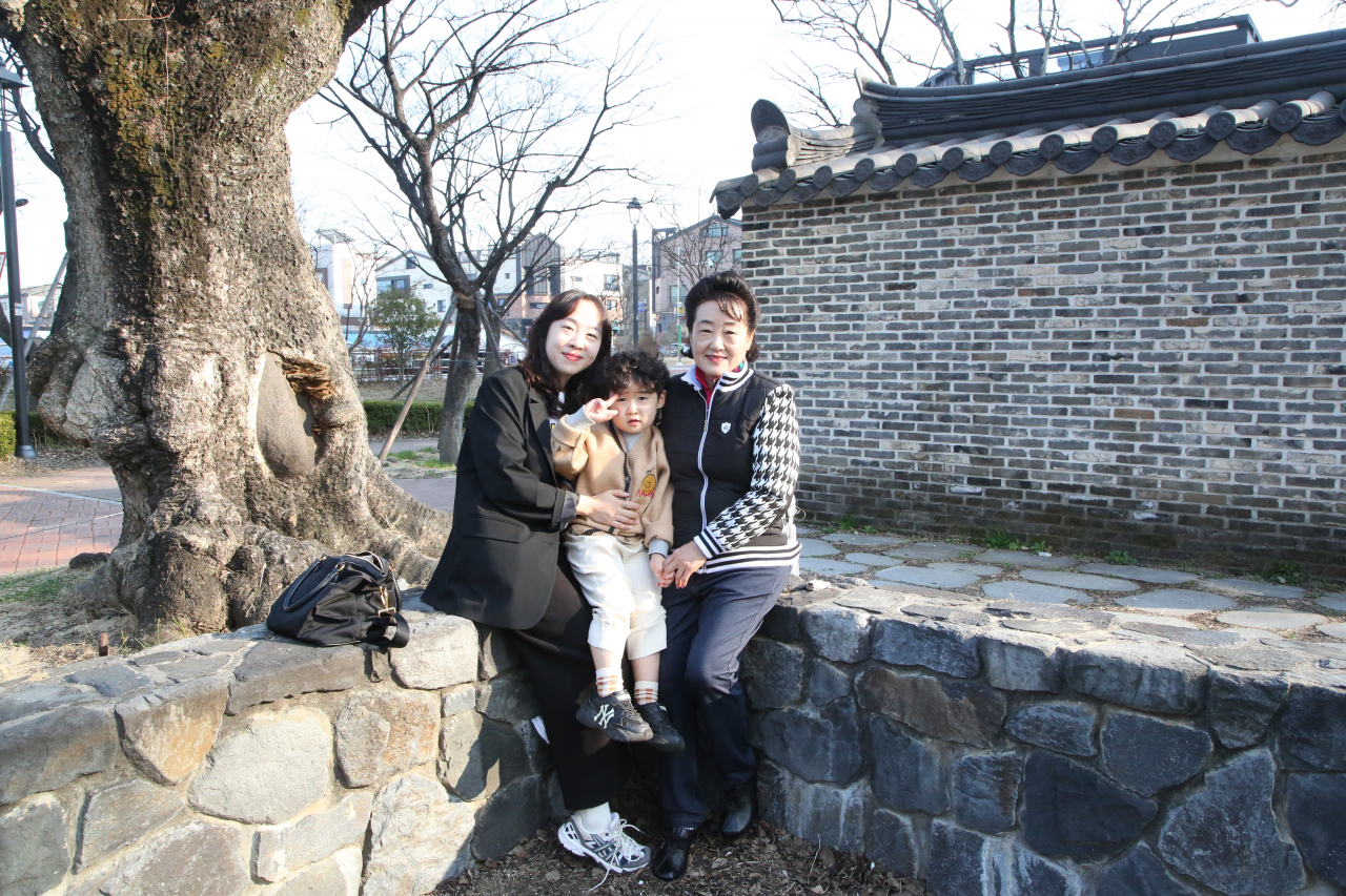 토박이 인터뷰 사진.(오성태씨 가족 왼쪽부터 자녀 손자 배우자) [사진=부산 강서구청]