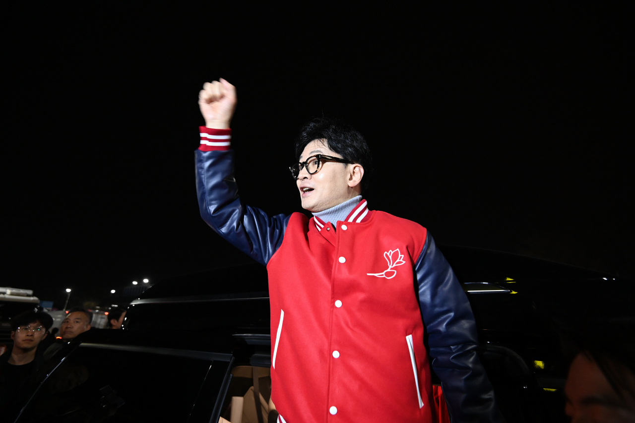 한동훈 국민의힘 비상대책위원장이 28일 새벽 가락동 농수산물시장에서 4·10총선 선거운동을 하고 있다. 공식 선거운동은 이날 0시부터 가능하다. [연합]