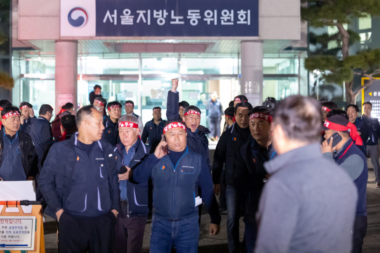 서울 시내버스 노사 막판 협상이 불발된 28일 새벽 서울시버스노동조합원들이 영등포구 서울지방노동위원회를 떠나고 있다. [연합]