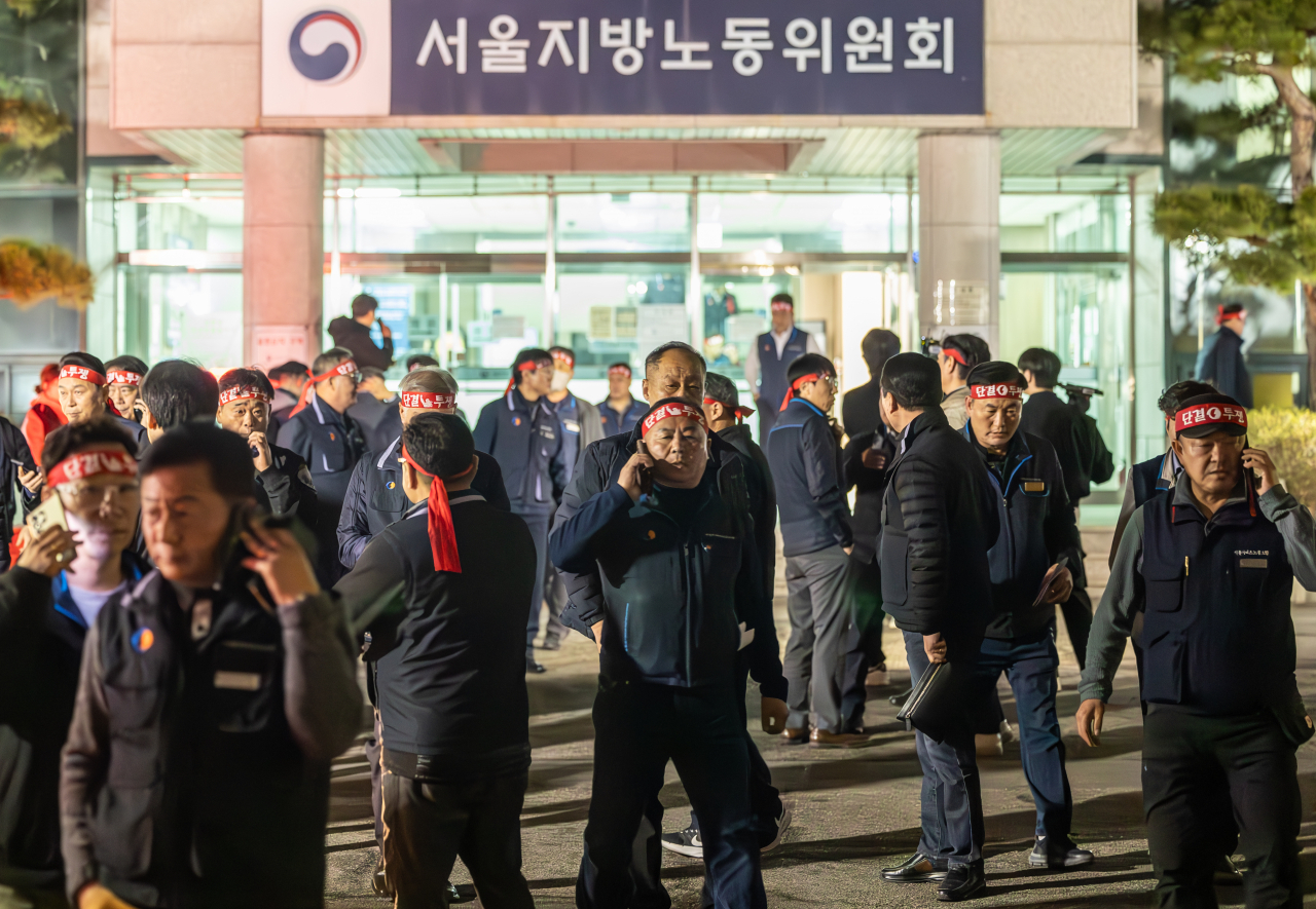 서울 시내버스 노사 막판 협상이 불발된 28일 새벽 서울시버스노동조합원들이 영등포구 서울지방노동위원회를 떠나고 있다. [연합]