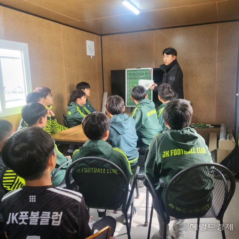 JK풋볼클럽은 주전선수들이 부상으로 대거 이탈한 가운데 탄탄한 조직력과 투지로 우승을 일궈냈다는 평가다. 지정근 감독이 경기를 앞두고 선수들과 전술지도에 나서고 있다. 서인주 기자