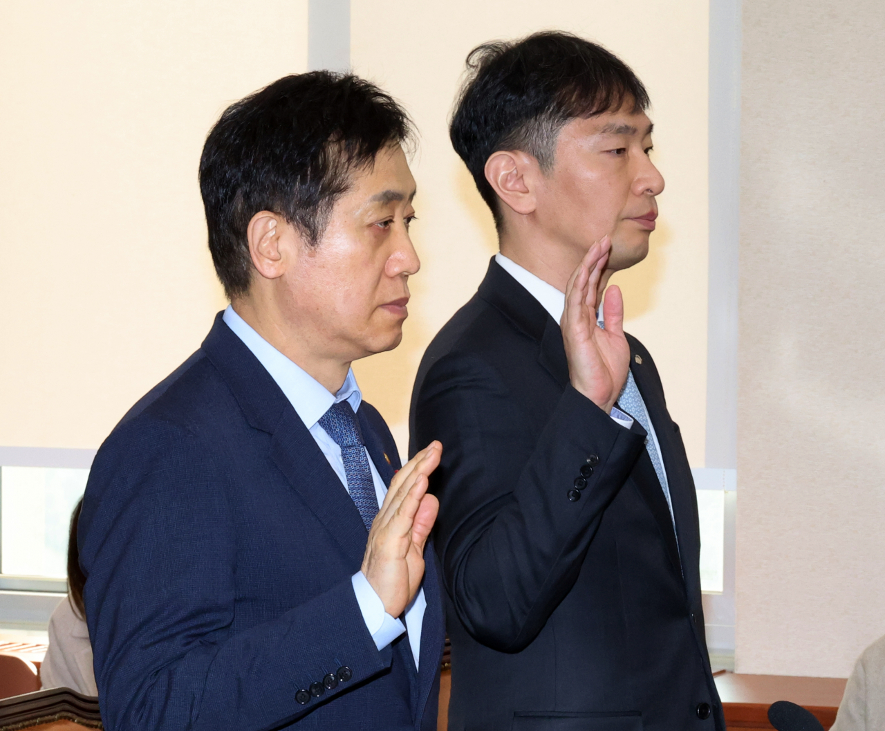 지난 국회 정무위원회에서 김주현 금융위원장과 이복현 금융감독원장이 증인선서를 하고 있다. [연합]