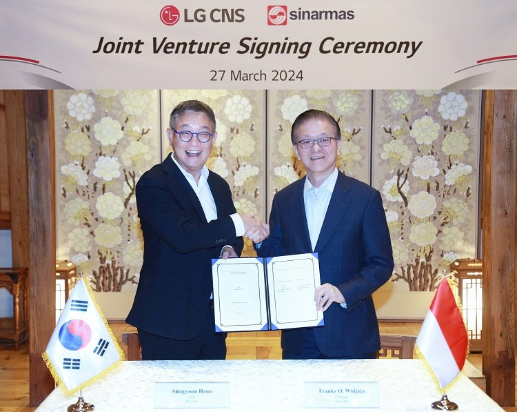 현신균(왼쪽) LG CNS 대표와 프랭키 우스만 위자야 시나르마스 회장이 합작투자 계약을 체결한 후 기념 사진을 찍고 있다. [LG CNS 제공]